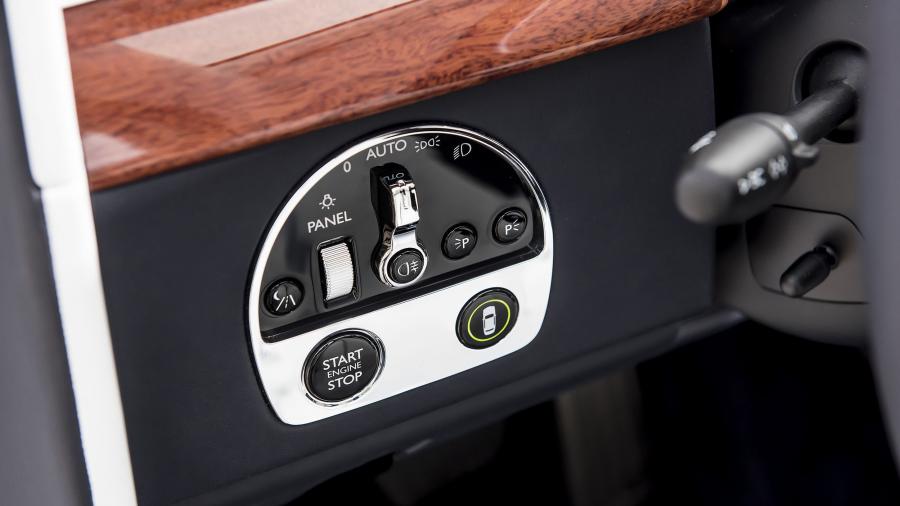 Детали интерьера Rolls-Royce Phantom 2017 года  (WW) (фото 40 из 75)